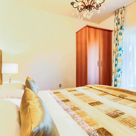Family Friendly Seaside Apartments Rogoznica - 2010 Bilik gambar