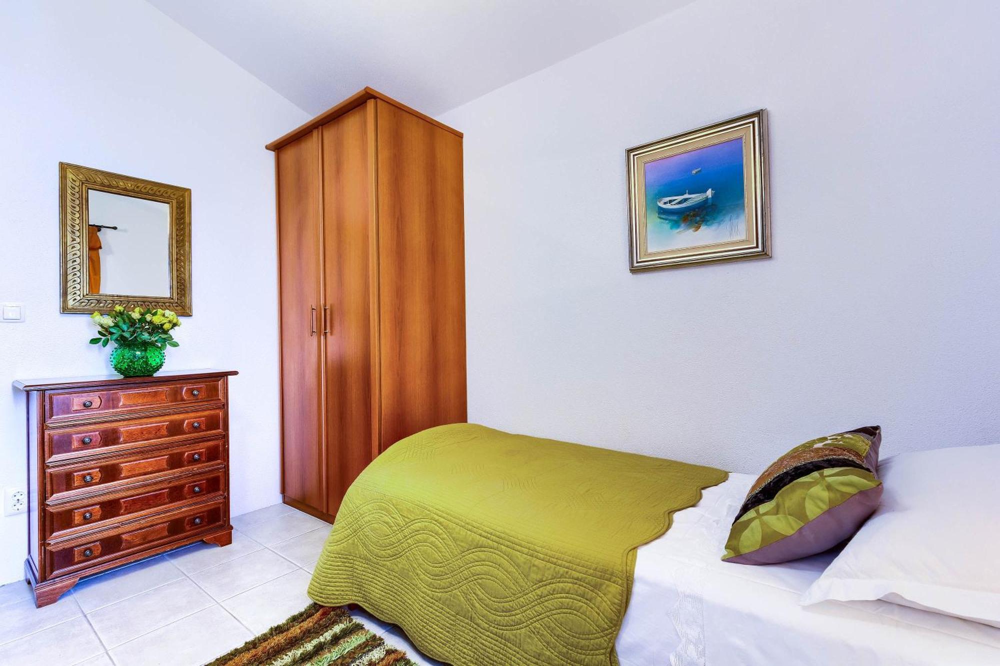 Family Friendly Seaside Apartments Rogoznica - 2010 Bilik gambar